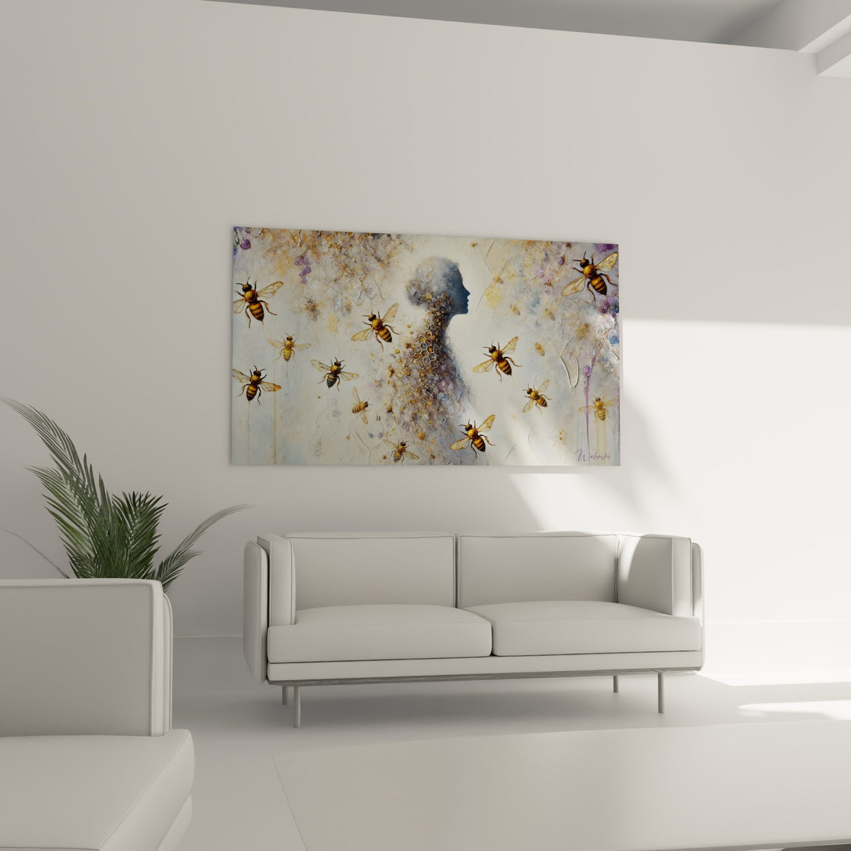 Figure féminine d'Abeille aux alvéoles dorées au-dessus d'un canapé dans un salon lumineux