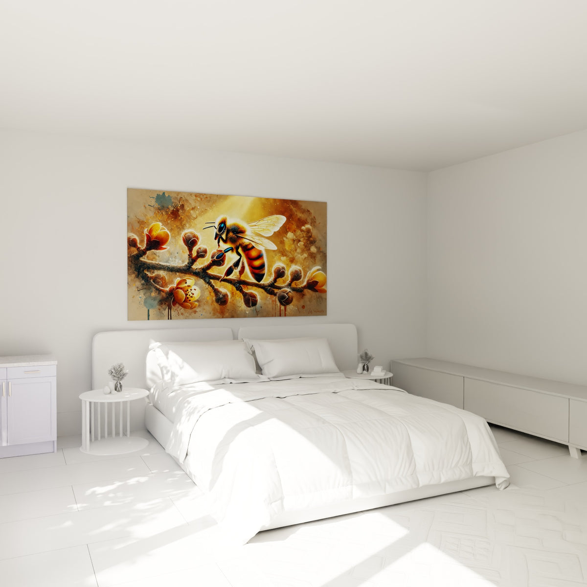 Insecte doré aux yeux bleus butinant une fleur ocre, au-dessus d'un lit dans une chambre claire
