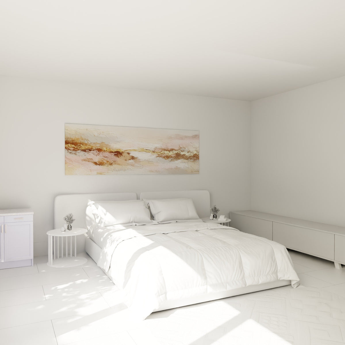 Tableau abstrait doré et rose poudré dans chambre moderne aux murs blancs et mobilier naturel
