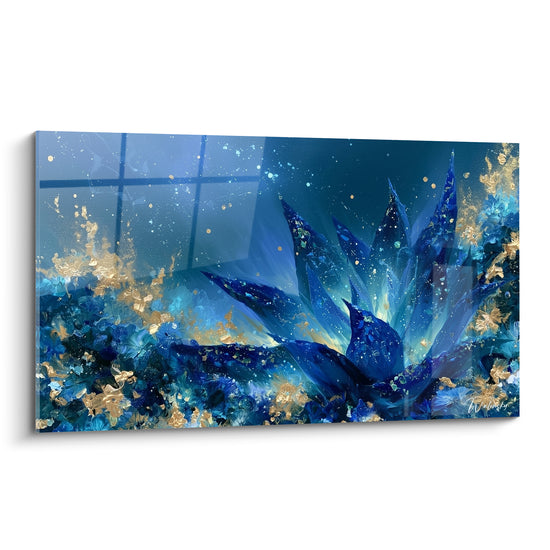 Aloe vera bleu marine aux éclats dorés, feuillage pointu sur fond bleu nuit scintillant