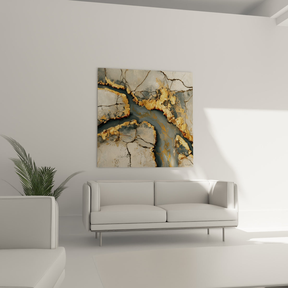 Rivière minérale figée entre or et anthracite, tableau artistique abstrait au-dessus d'un canapé dans un salon lumineux