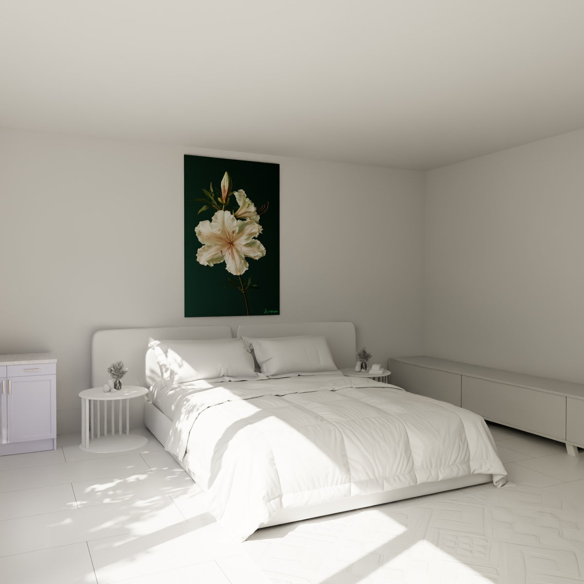 Fleur d'azalée blanche et rose pâle accrochée au-dessus d'un lit dans une chambre claire