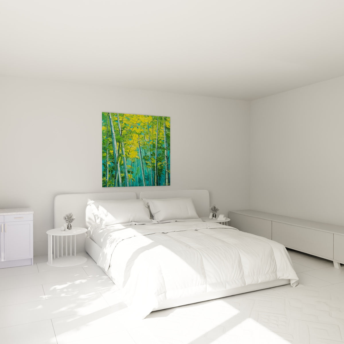 Tiges de bambou turquoise et jaune vif au-dessus d'un lit dans une chambre claire