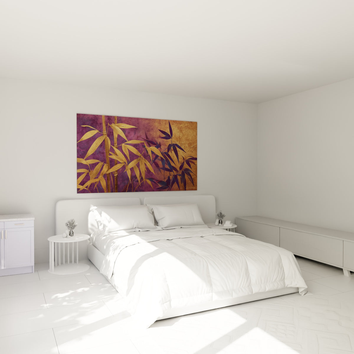 Tiges de bambou doré et feuillage anthracite au-dessus d'un lit dans une chambre claire