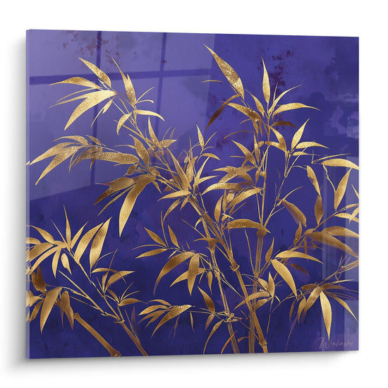 Bambou doré aux feuilles graphiques se déployant sur fond bleu indigo profond et texturé