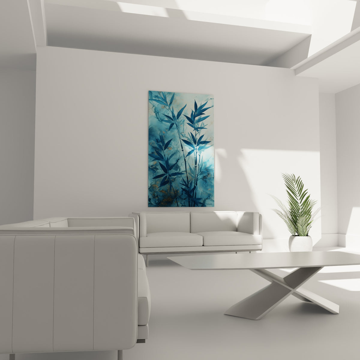 Feuillage de bambou anthracite et touches dorées au-dessus d'un canapé dans un salon lumineux