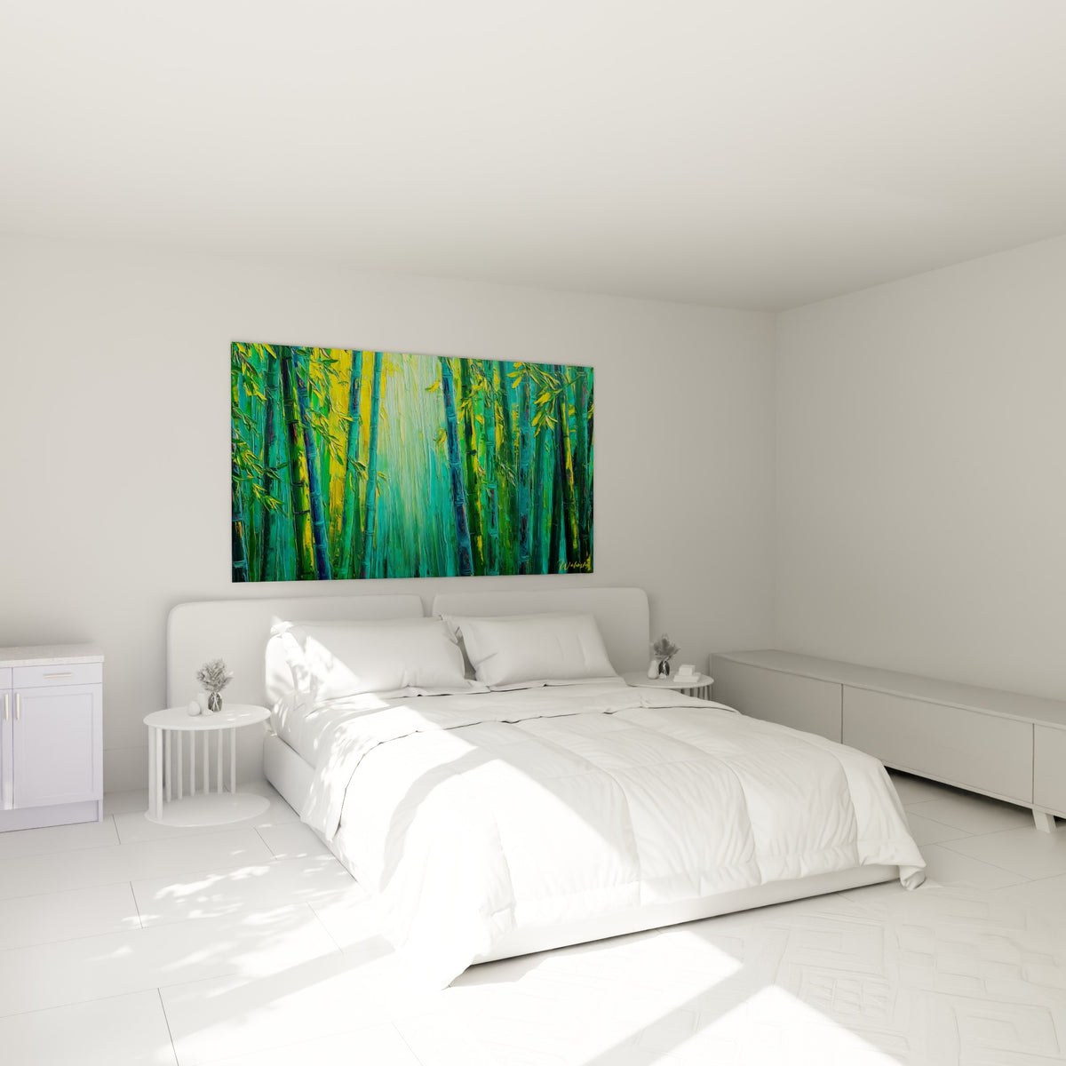 Bambous émeraude et jaunes traversés de lumière, accrochés au-dessus d'un lit dans une chambre claire