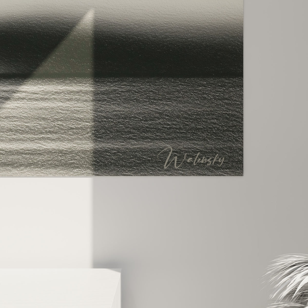 Détail des nuances de gris et de blanc du voilier, texture fumée et grain fin de l'impression visibles de près