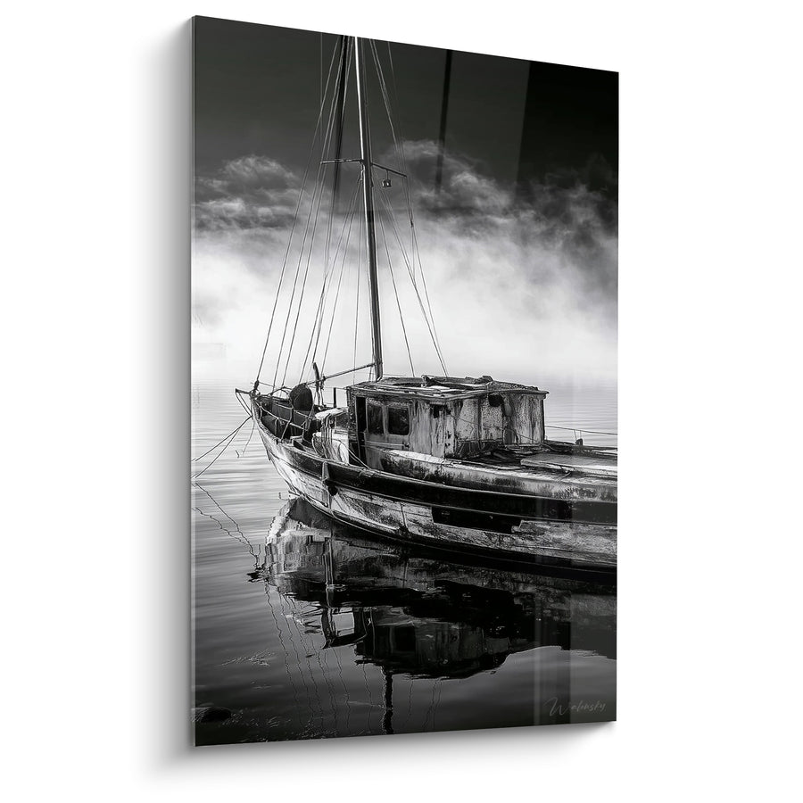 Tableau Voilier gris et blanc à cabine délabrée - Reflet immobile sur l'eau - Edition Bateau abstrait