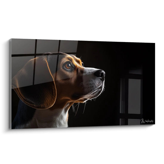 Un tableau Beagle représentant le profil d'un chien à l'expression attentive, avec un pelage tricolore marron, noir et blanc, mis en valeur par un éclairage dramatique sur fond noir, capturant les détails fins de chaque poil.
