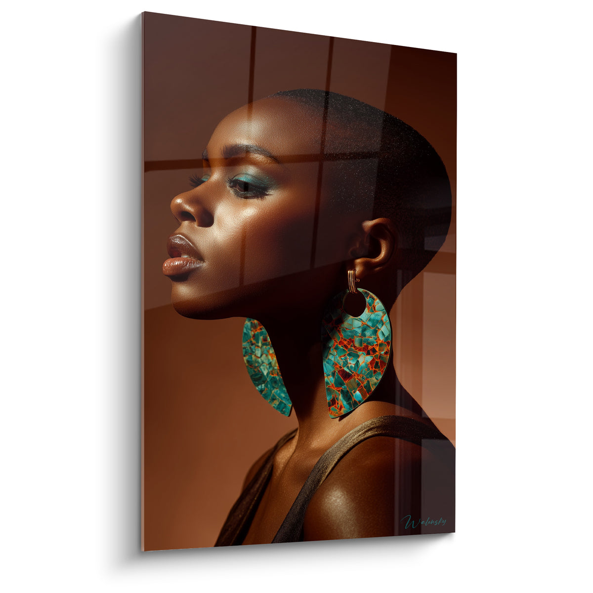 Profil féminin au crâne rasé, boucles turquoise et cuivre, lumière chaude enveloppant la peau bronzée