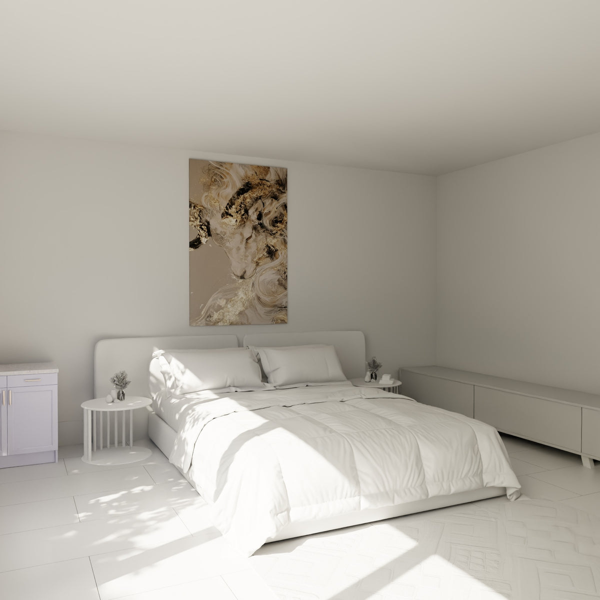 Cornes dorées et pelage crème du Bélier accrochés au-dessus d'un lit dans une chambre claire