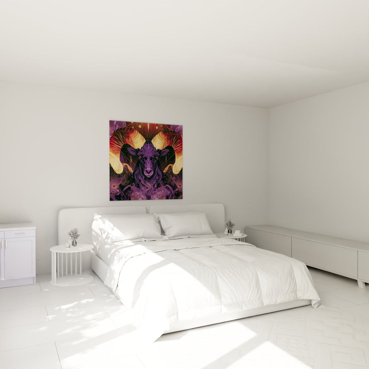 Cornes dorées et tête violette du Bélier mystique, accrochées au-dessus d'un lit dans une chambre claire