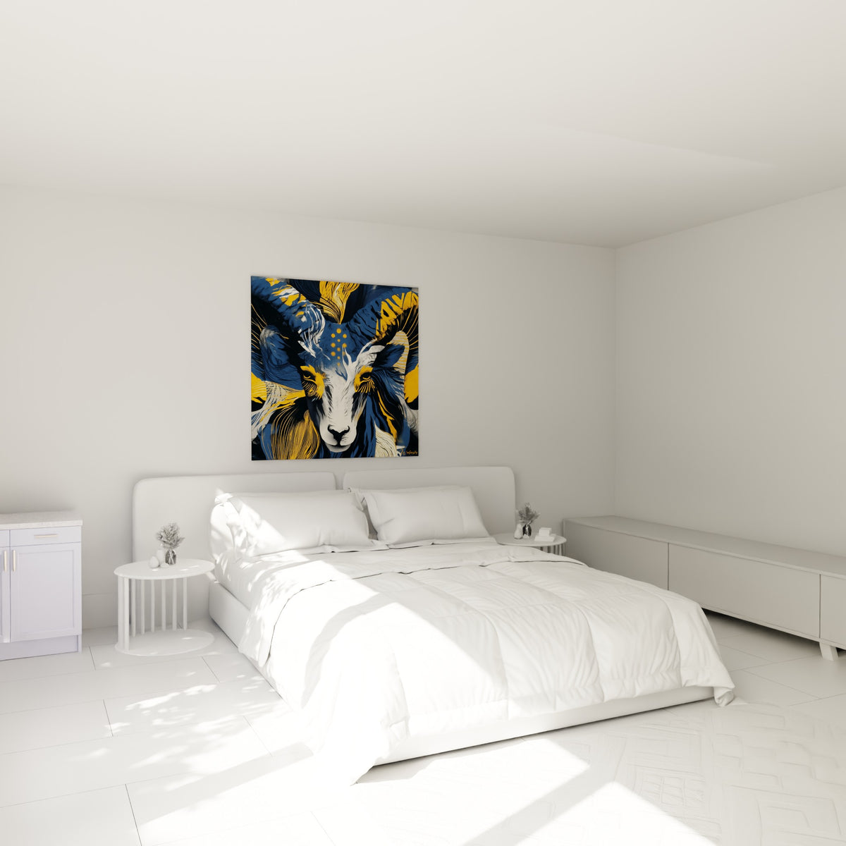 Cornes orangées et museau blanc du Bélier accrochés au-dessus d'un lit dans une chambre claire