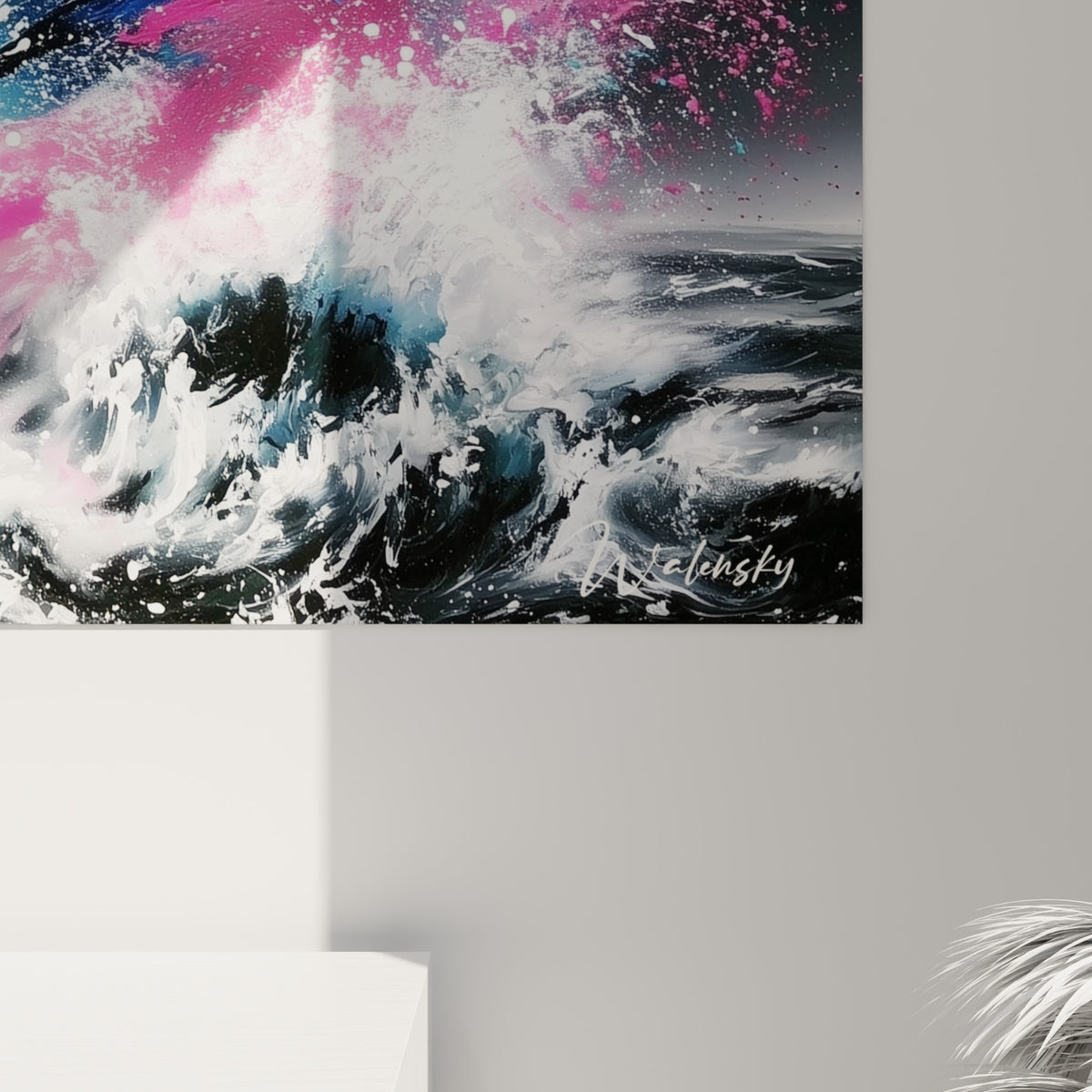 Empâtements blancs et coulures de rose, jaune et bleu turquoise se mêlent en gros plan sur la toile accrochée