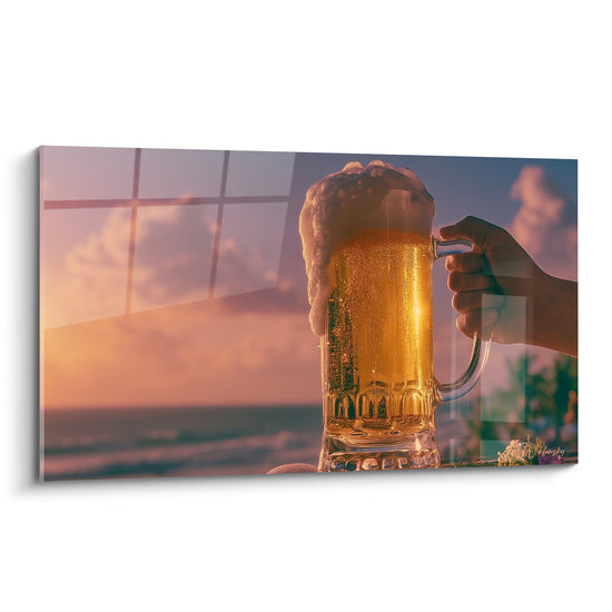 Chope de bière dorée débordante de mousse, reflets roses et bleu marine du ciel marin