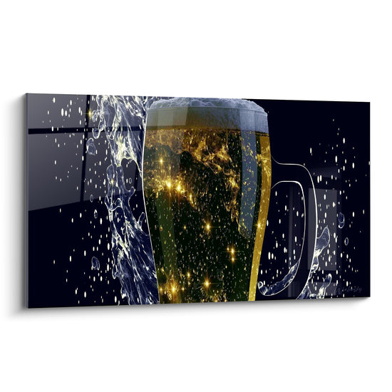 Chope de bière dorée éclaboussée sur fond bleu nuit étoilé, mousse débordante en gros trait blanc