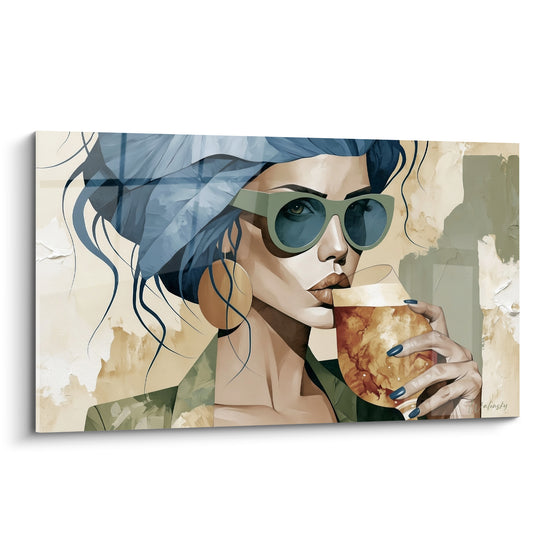 Femme aux cheveux bleu profond buvant une bière ambrée, lunettes vertes, fond ocre texturé