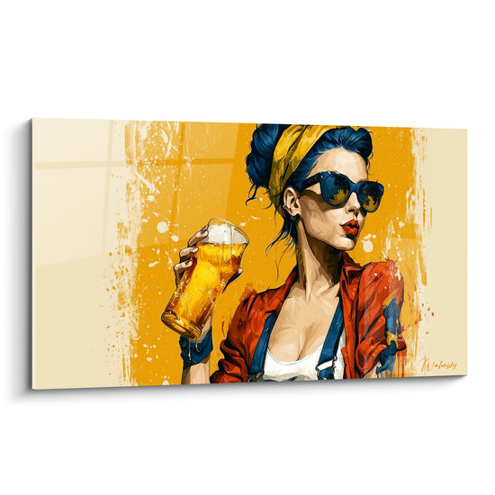 Femme aux cheveux bleu marine et veste orange tenant un verre de bière doré sur fond jaune