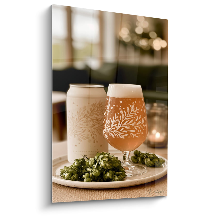 Tableau Verre à pied ambré et beige fleuri près de cônes de houblon - Canette florale beige - Edition Bière