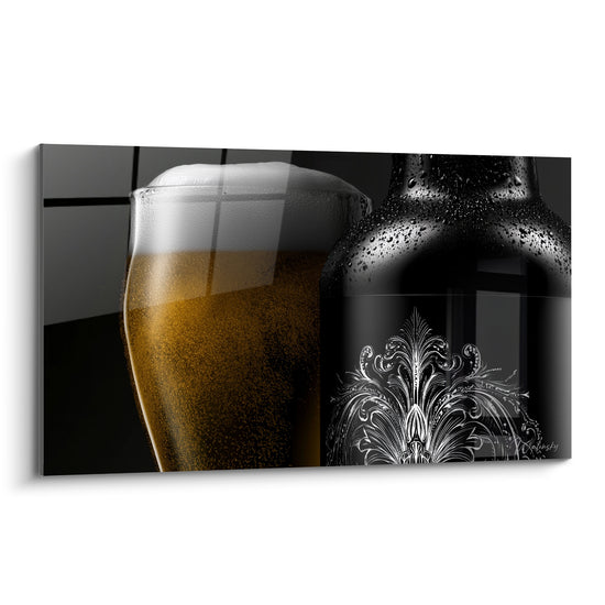 Verre de bière ambrée à la mousse blanche près d'une bouteille noire givrée