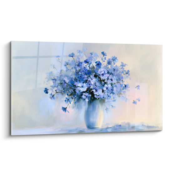 Bleuets bleu marine et blancs peints dans un vase élancé sur fond ivoire lumineux