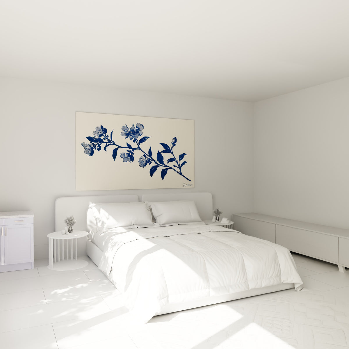 Fleurs bleu marine et feuillage ivoire du Bleuet, au-dessus d'un lit dans une chambre claire