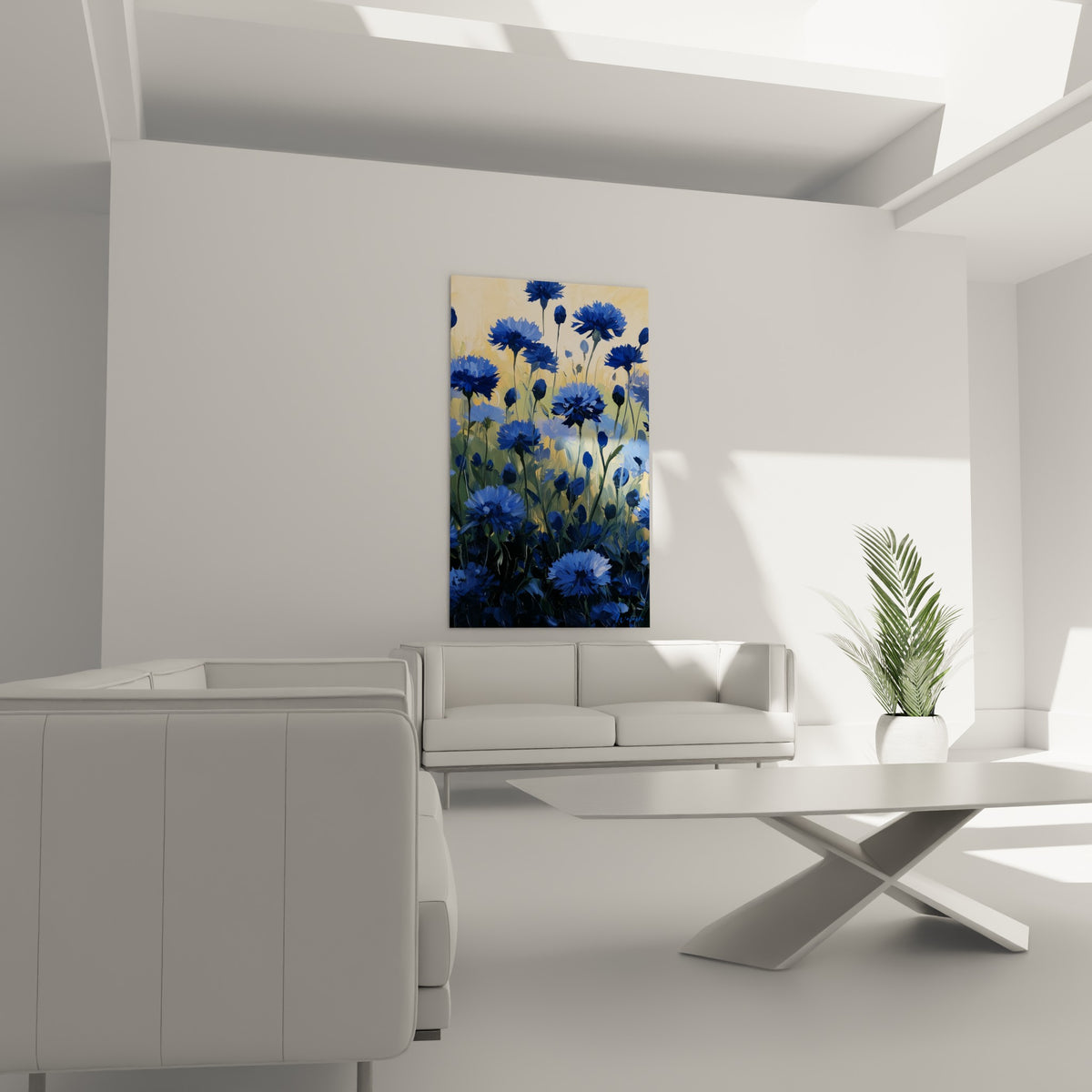 Champ de bleuets bleu marine et vert olive, tableau au-dessus d'un canapé dans un salon lumineux