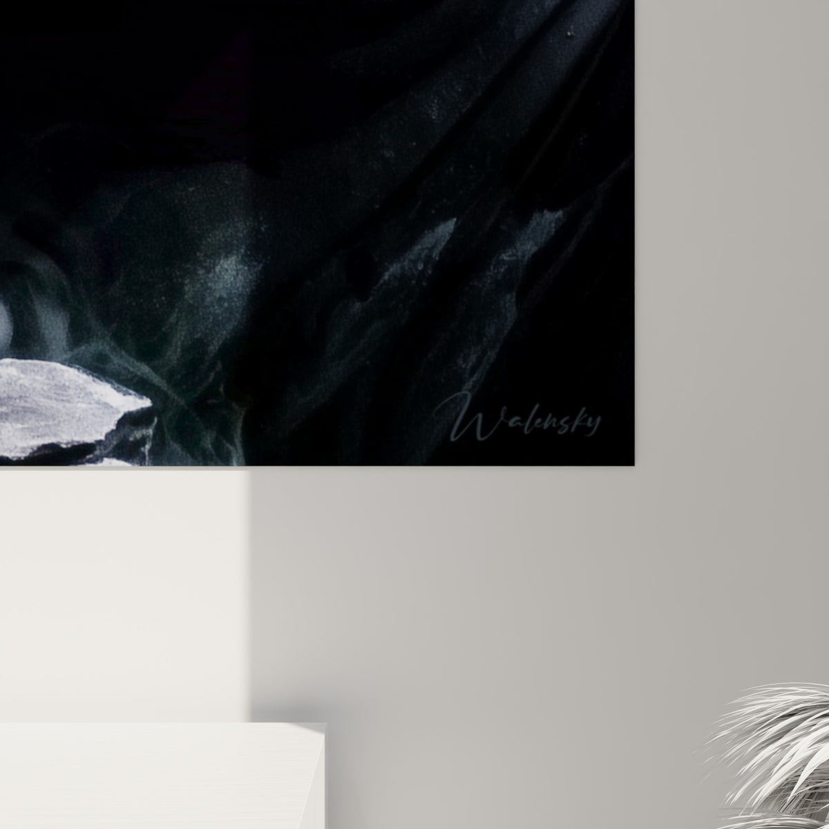 Grain texturé du visage anthracite et coulures de fumée blanche visibles en détail sur la toile accrochée