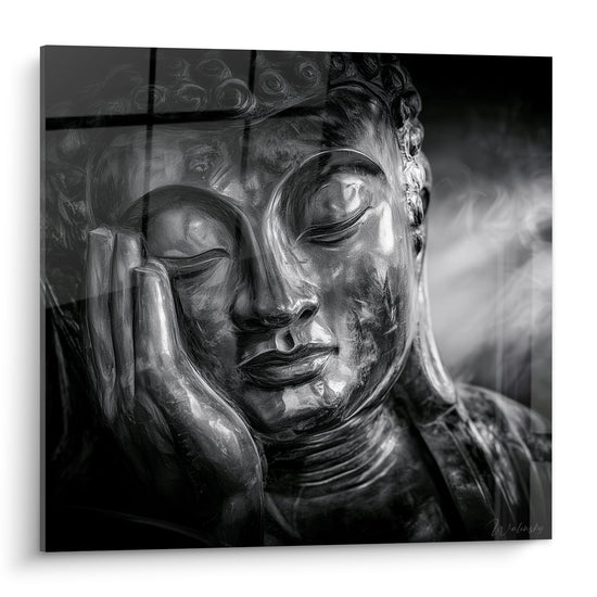 Statue de Bouddha noire et argentée, visage serein, main posée sur la joue en méditation