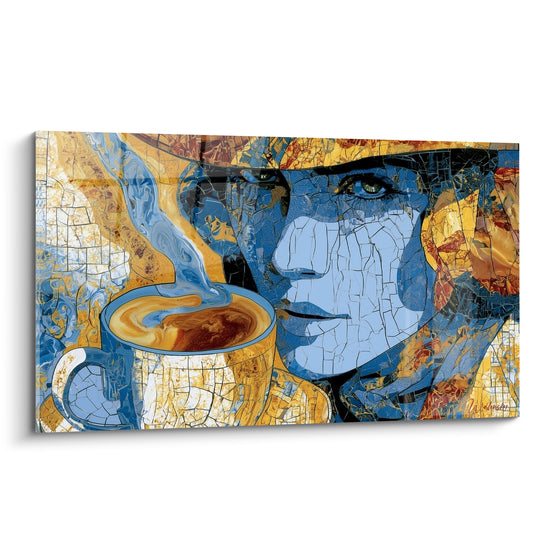 Visage bleu craquelé et tasse dorée fumante composent ce tableau café mosaïque expressif