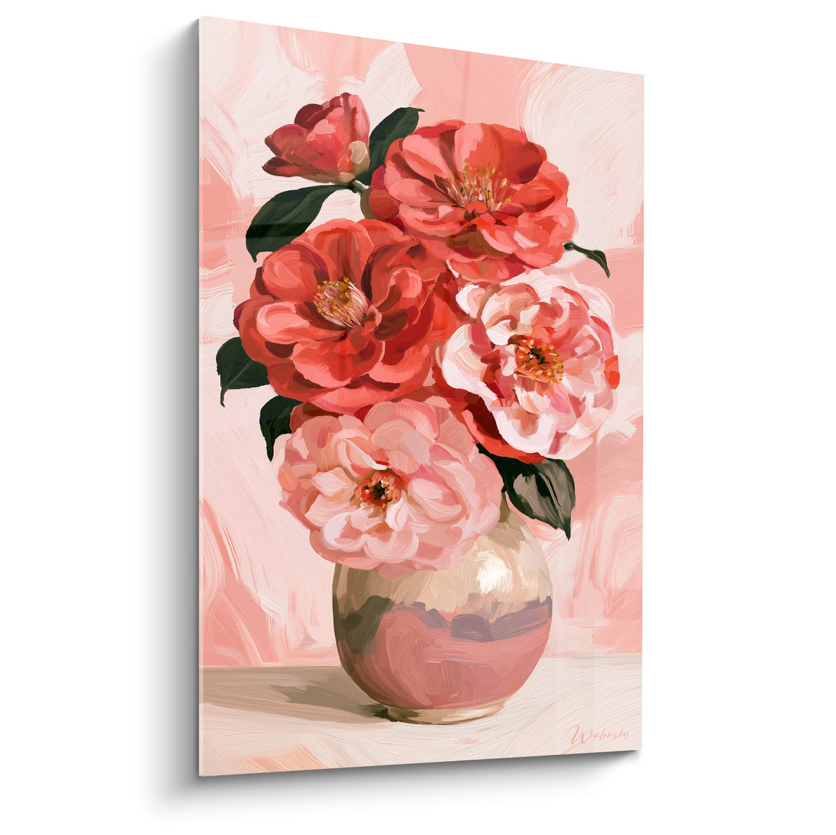 Camélias rouges et roses peints dans un vase doré, touches picturales sur fond rose poudré