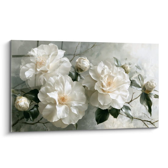 Camélias blancs aux pétales ouverts et feuillage vert sombre, fond gris texturé peint en toile