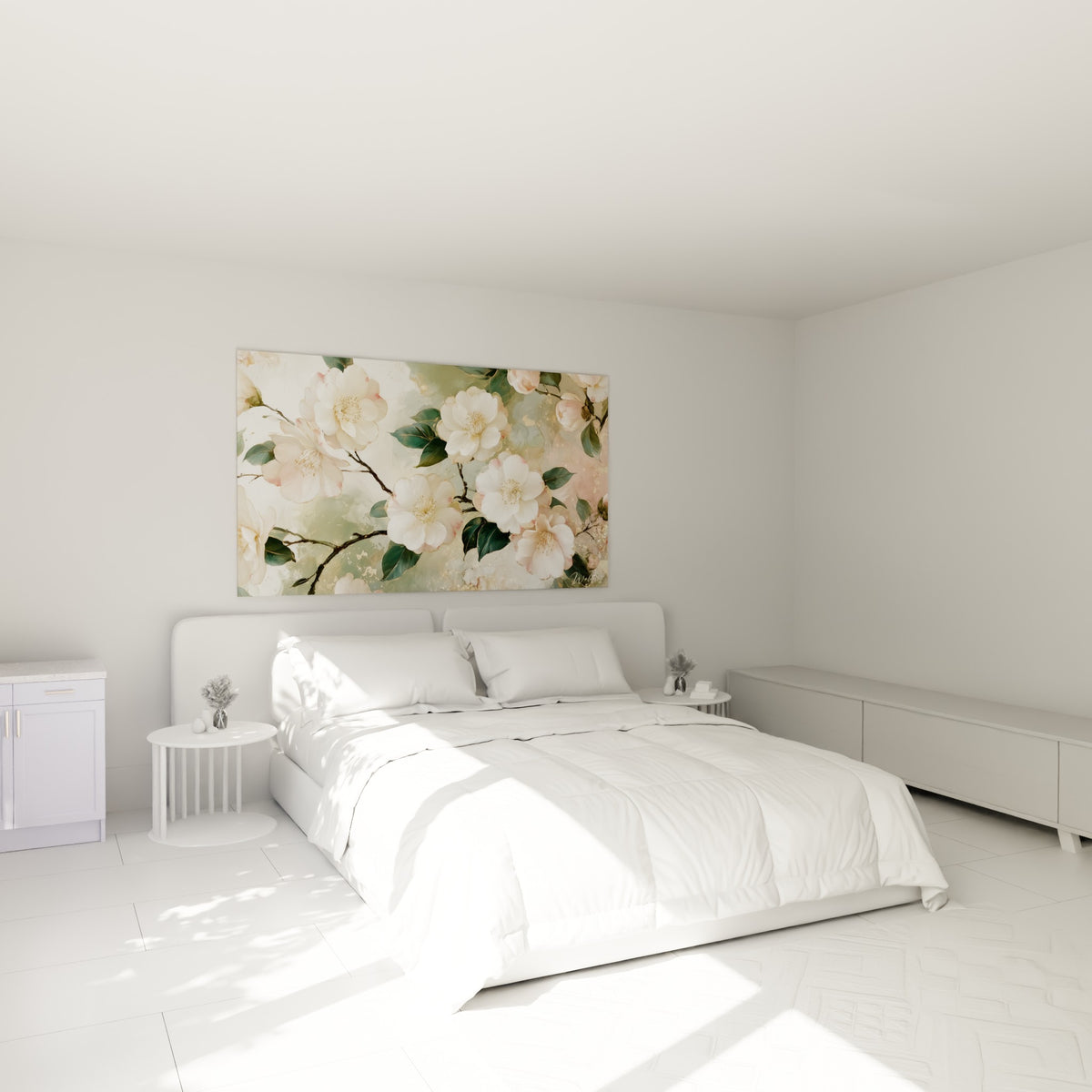 Camélia blanc aux touches dorées et feuillage vert profond au-dessus d'un lit dans une chambre claire