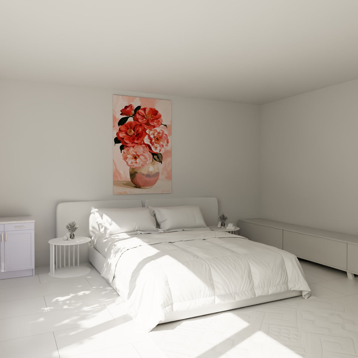 Bouquet de camélias rouge et rose dans un vase doré, accroché au-dessus d'un lit dans une chambre claire