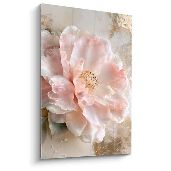 Camélia rose poudré aux pétales veloutés et reflets dorés en plein cadre sur fond patiné beige
