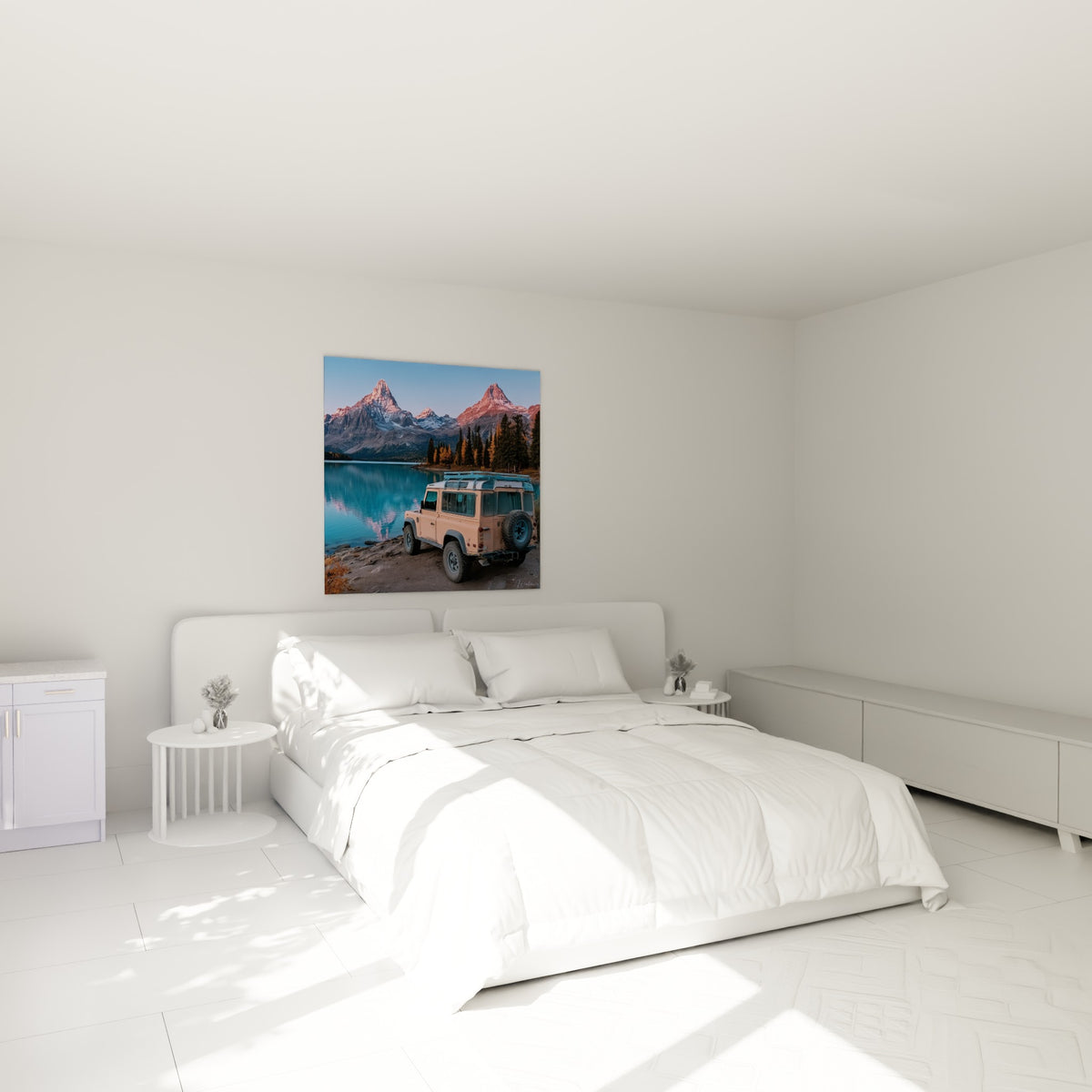 Véhicule tout-terrain rose pâle et lac turquoise accrochés au-dessus d'un lit dans une chambre claire
