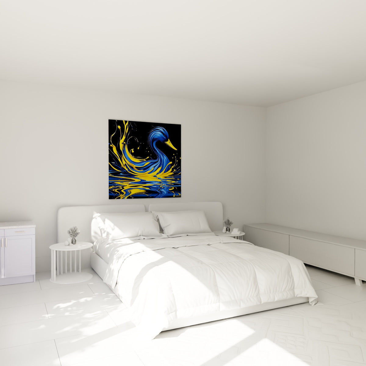 Canard aux éclaboussures bleues et jaunes accroché au-dessus d'un lit dans une chambre claire