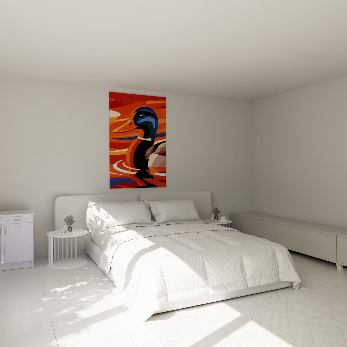 Colvert stylisé en orange et bleu profond accroché au-dessus d'un lit dans une chambre claire