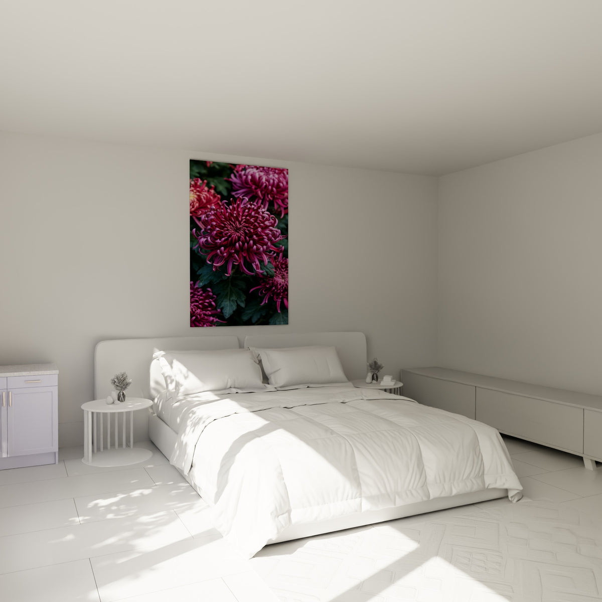 Chrysanthème fuchsia et pourpre aux pétales incurvés accroché au-dessus d'un lit dans une chambre claire