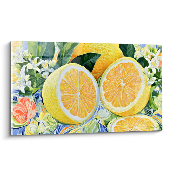 Citrons jaunes coupés à la chair orange vif, entourés de fleurs blanches et feuillage vert