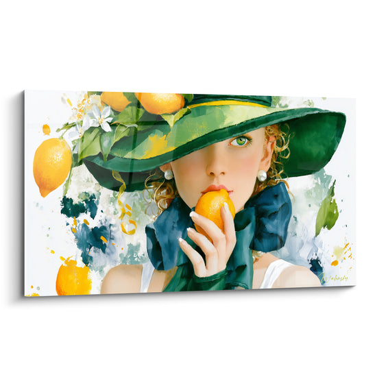 Femme au chapeau vert émeraude tenant un citron doré près de ses lèvres, œil vert perçant, fond aquarelle