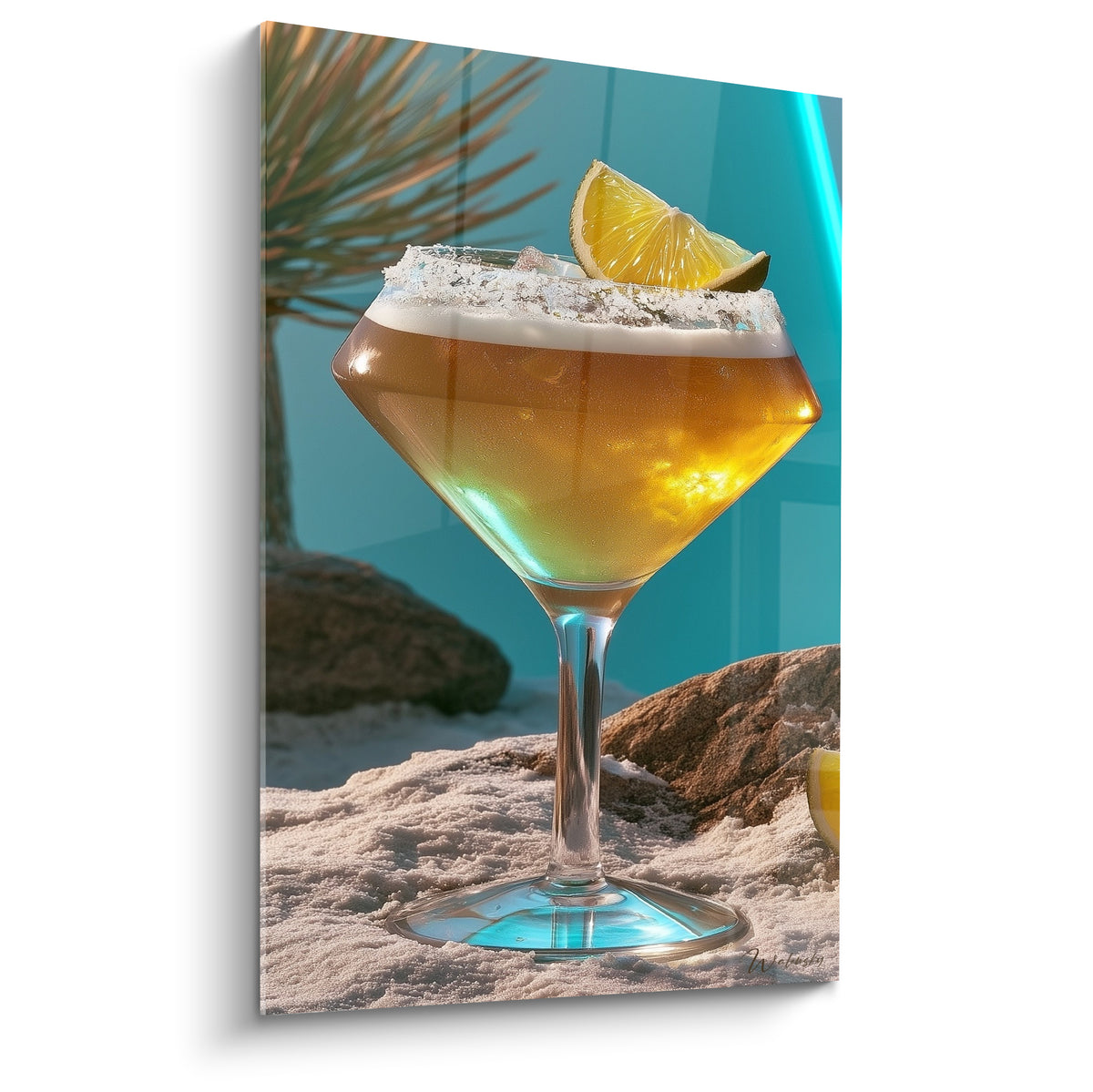 Coupe cocktail dorée au citron, rebord givré, fond bleu turquoise et sable clair en gros plan