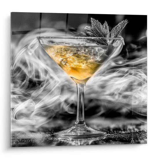 Verre à martini doré au cœur de volutes de fumée grise et blanche, feuille de menthe