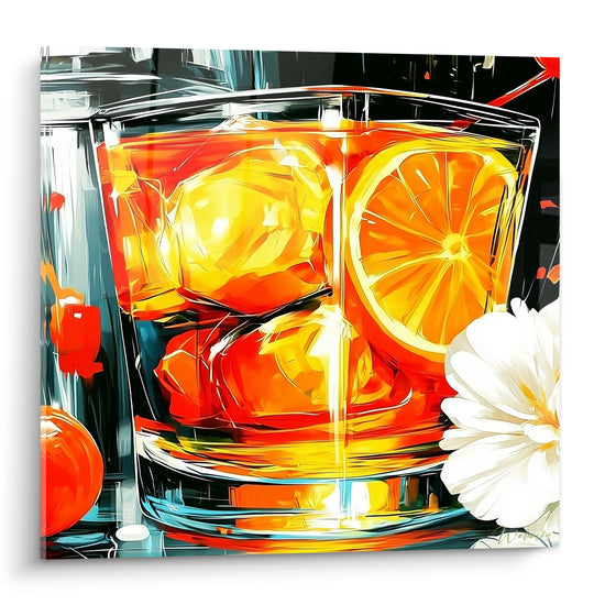 Verre à cocktail orange et rouge avec rondelle d'agrume et fleur blanche, glaçons dorés