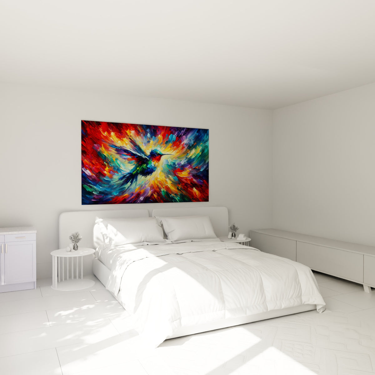 Oiseau coloré aux tons rouge et turquoise accroché au-dessus d'un lit dans une chambre claire.