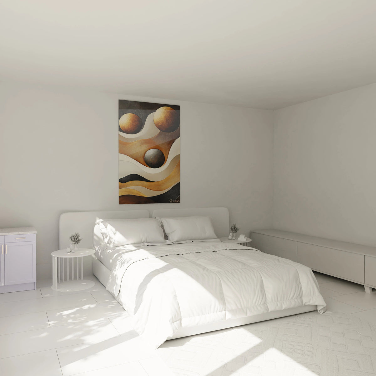Tableau africain mural Walensky avec motifs abstraits en tons chauds suspendu au-dessus d'un lit moderne dans une chambre lumineuse
