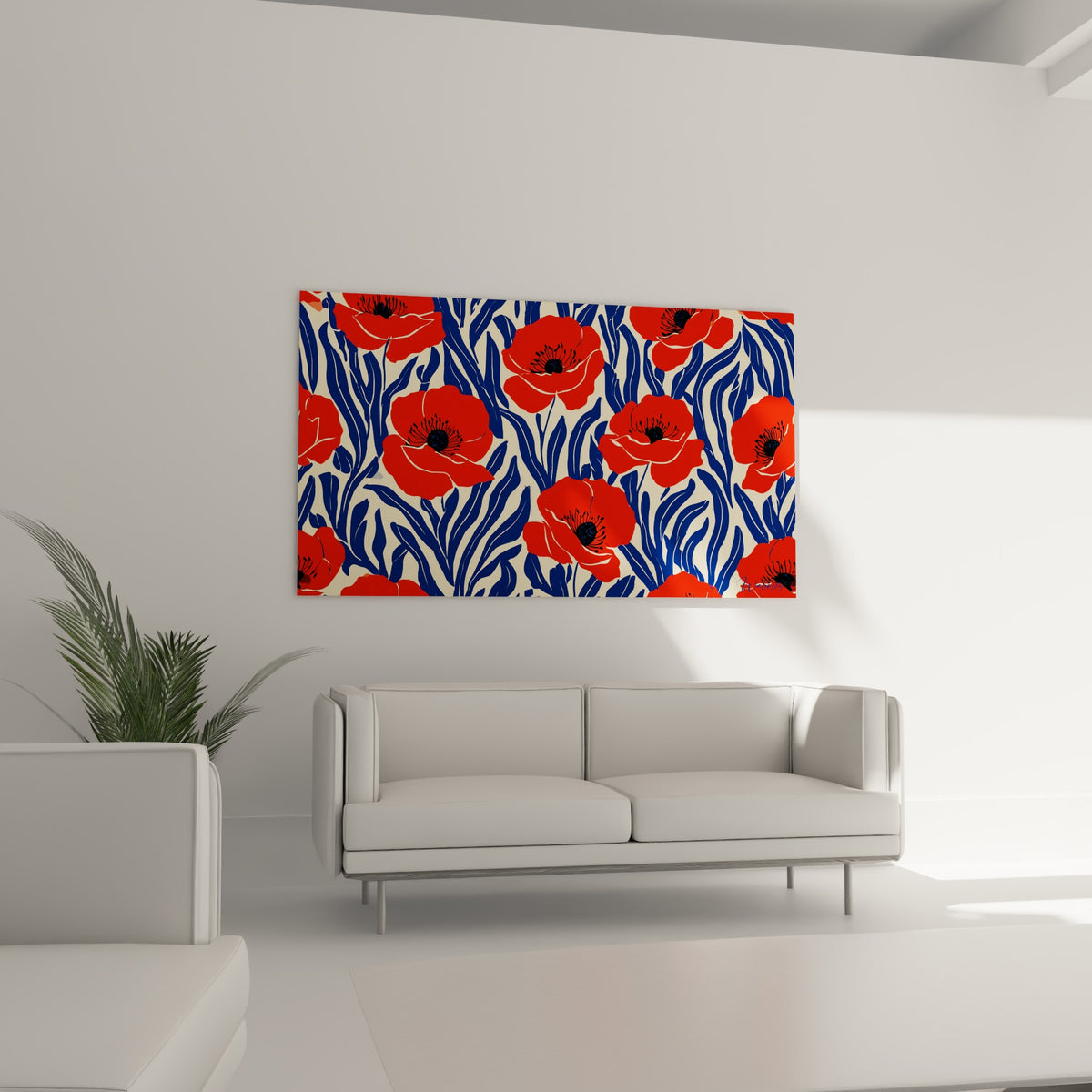 Motif floral rouge et bleu marine de coquelicots stylisés au-dessus d'un canapé dans un salon lumineux