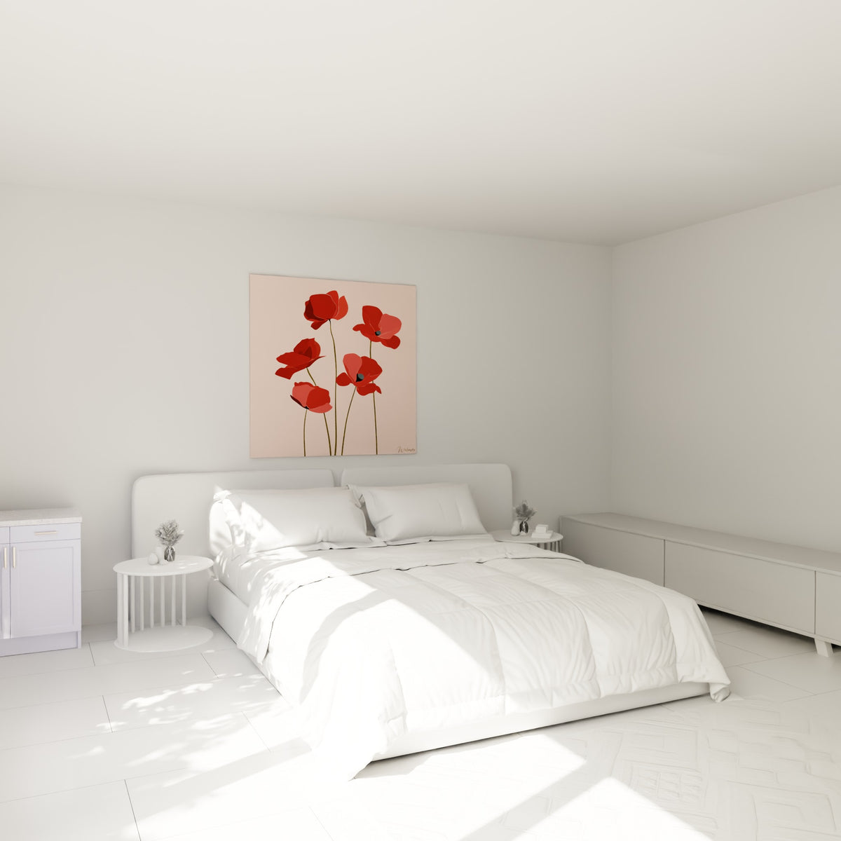 Coquelicots rouges et roses graphiques trônent au-dessus d'un lit dans une chambre claire