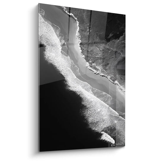 Tableau noir et blanc vue aérienne côte océanique avec vagues écumantes sur plage rocheuse